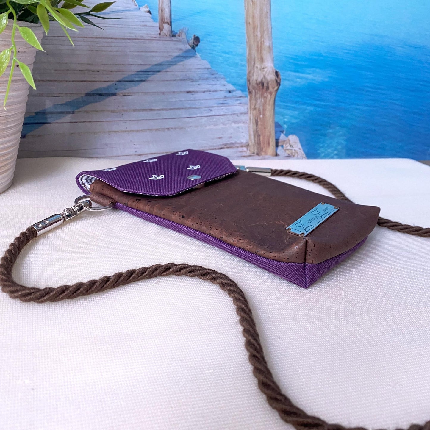 Handytasche *Papierboot* Weiß/Aubergine/Kork Braun