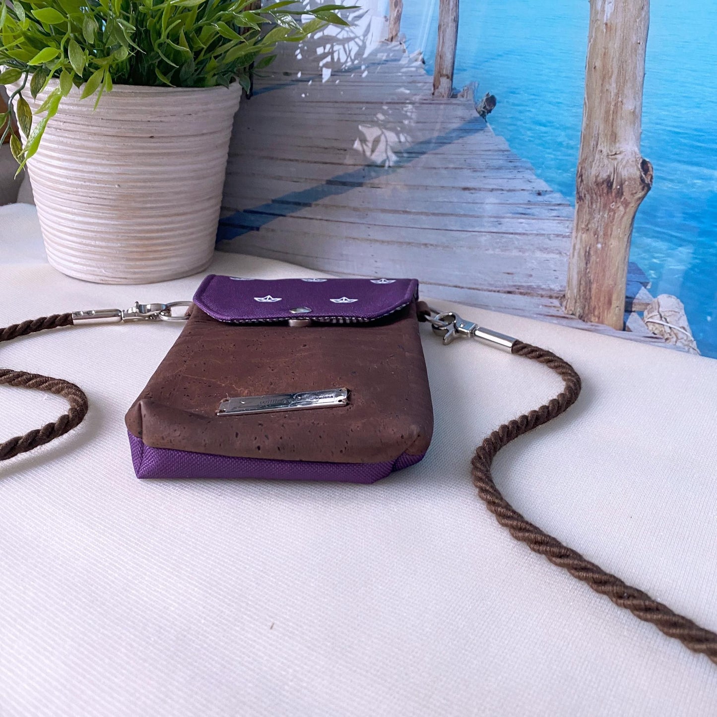 Handytasche *Papierboot* Weiß/Aubergine/Kork Braun