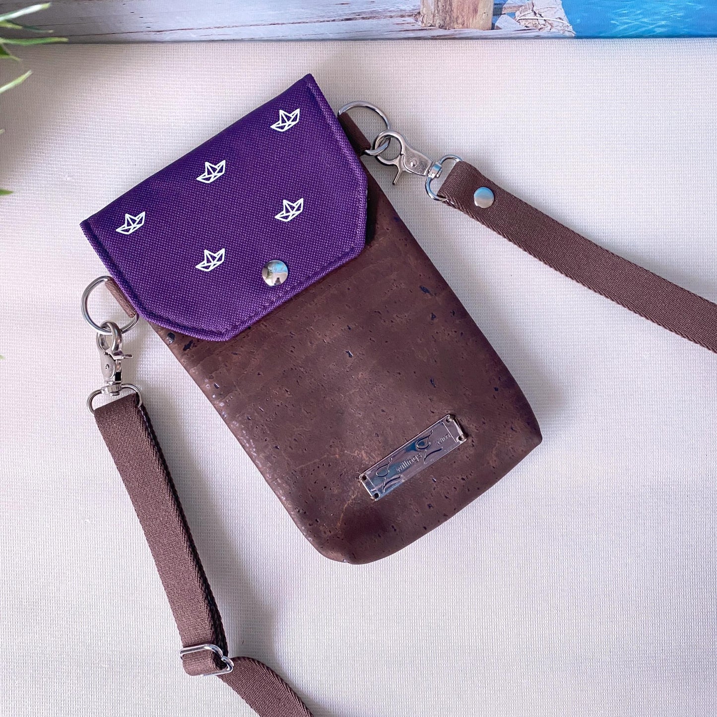 Handytasche *Papierboot* Weiß/Aubergine/Kork Braun