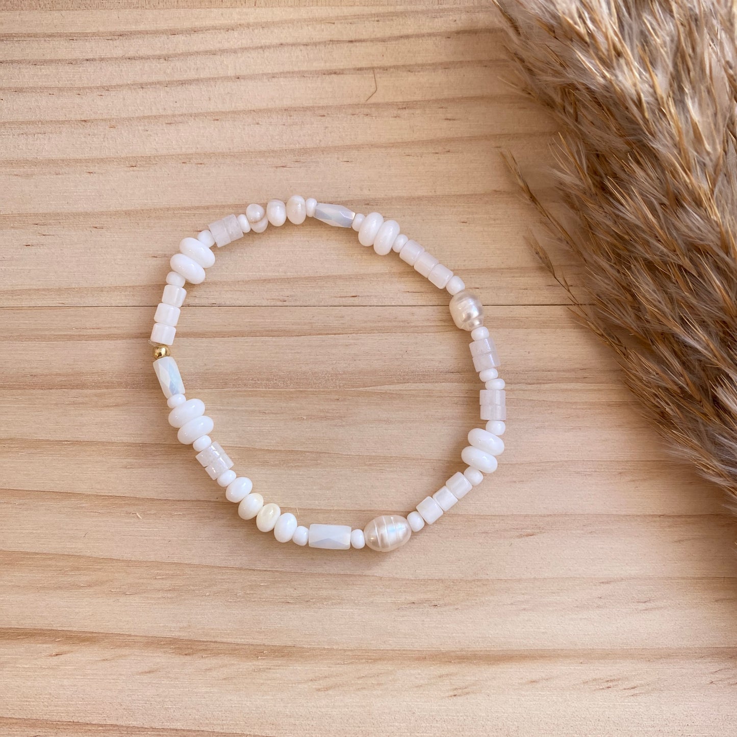Armband elast. weiße Perlen