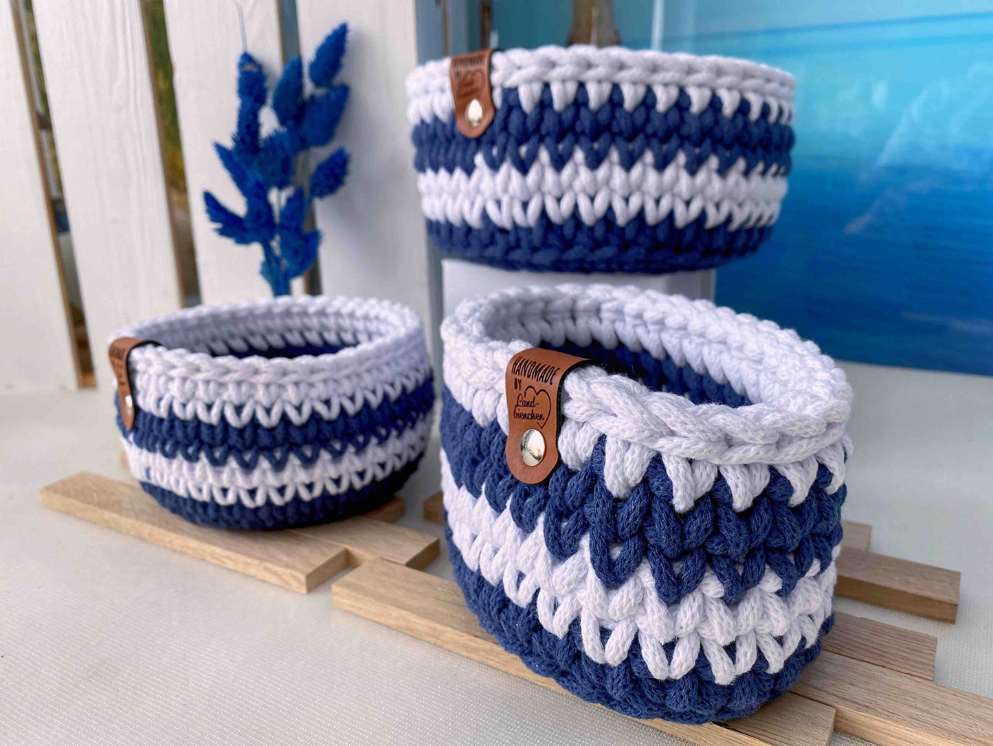 Häkelkorb Blau/Weiß gestreift