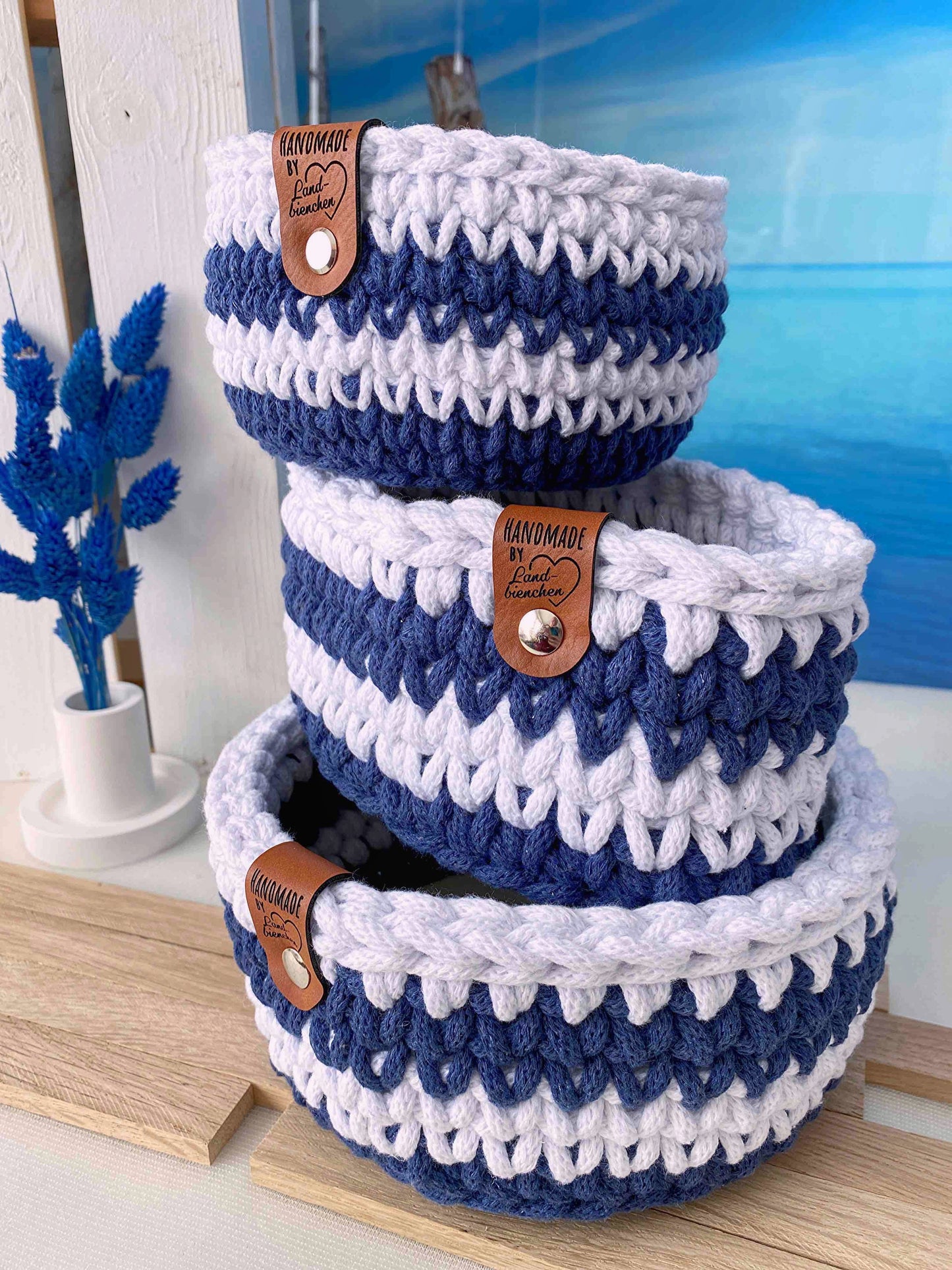 Häkelkorb Blau/Weiß gestreift