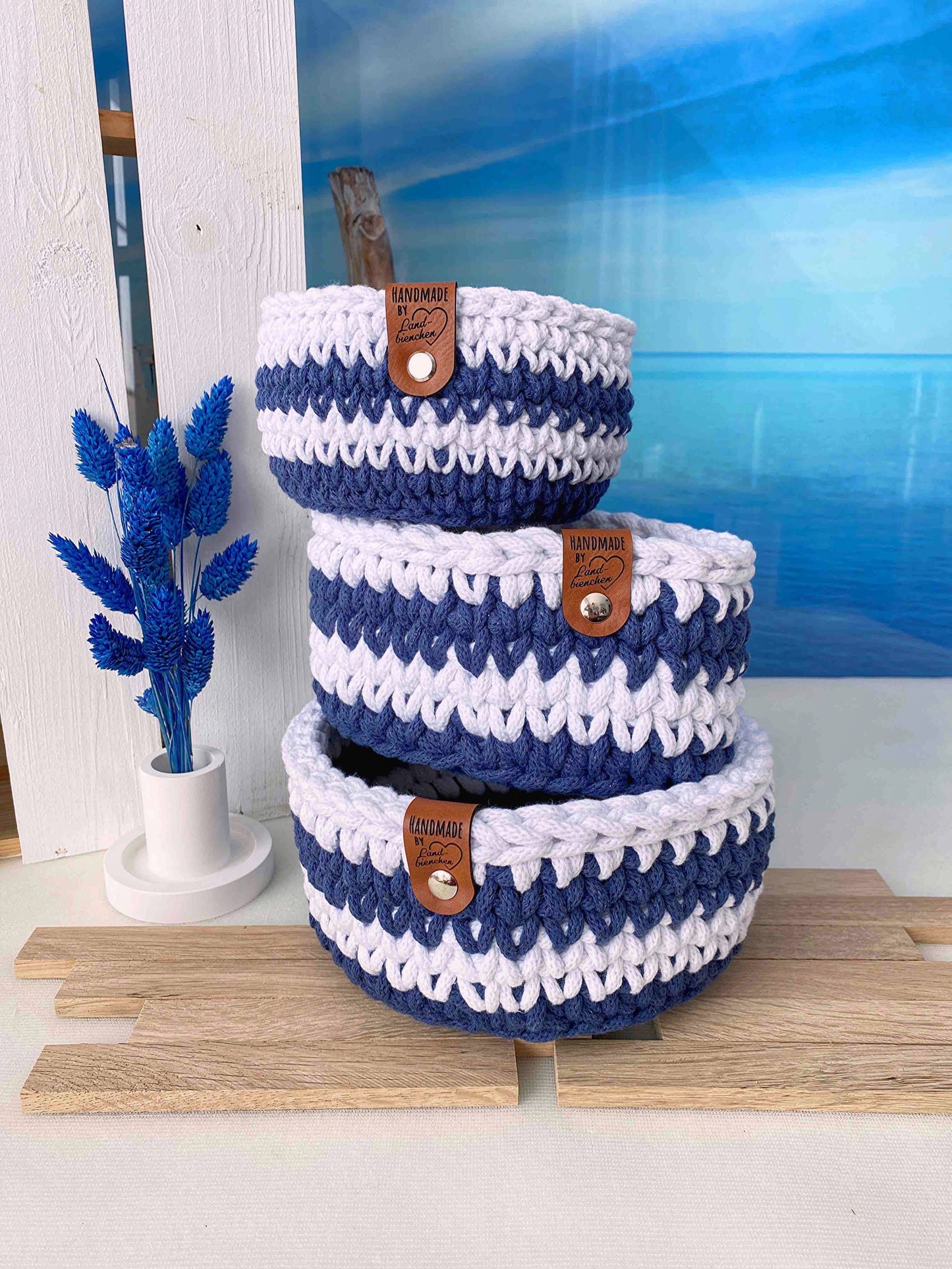Häkelkorb Blau/Weiß gestreift