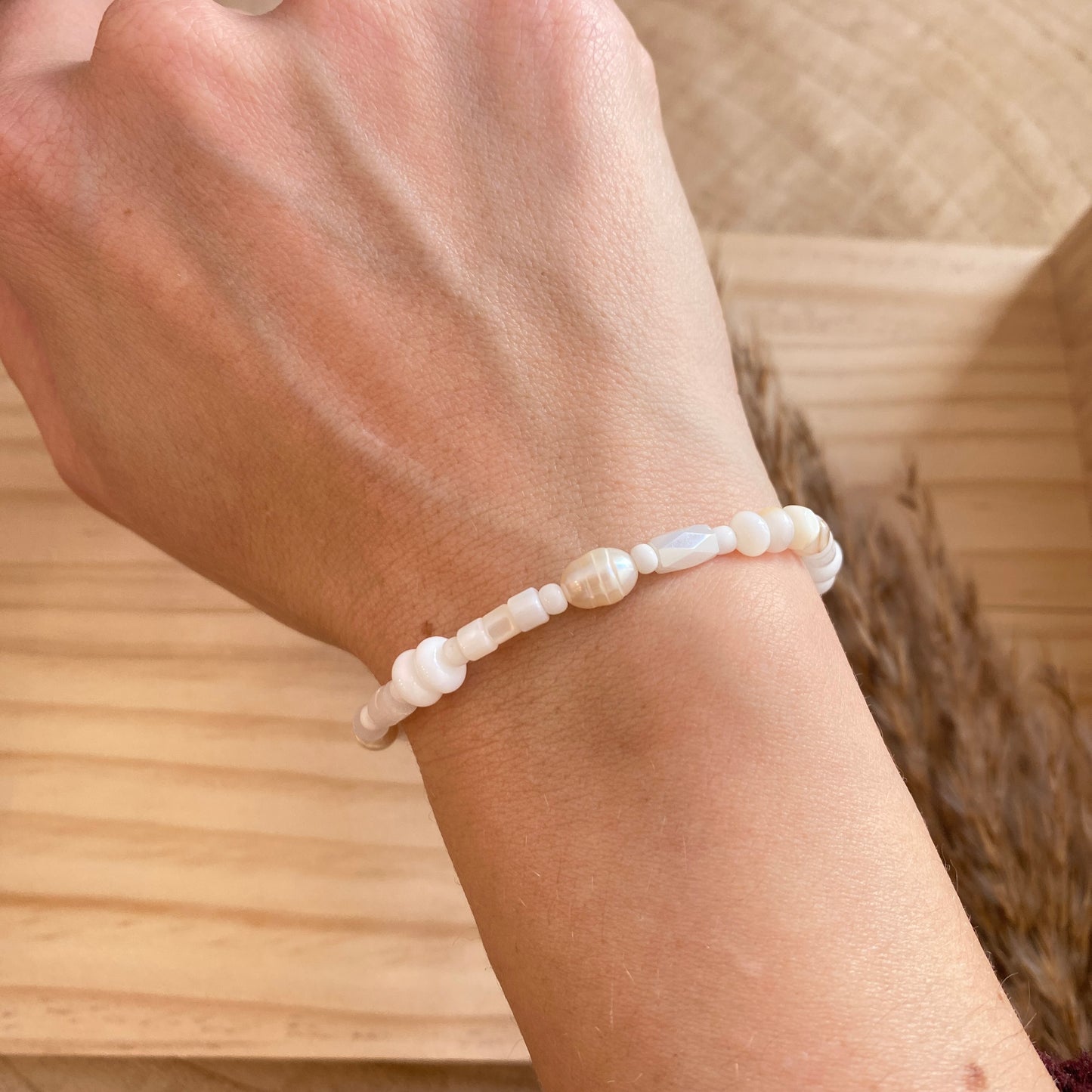 Armband elast. weiße Perlen