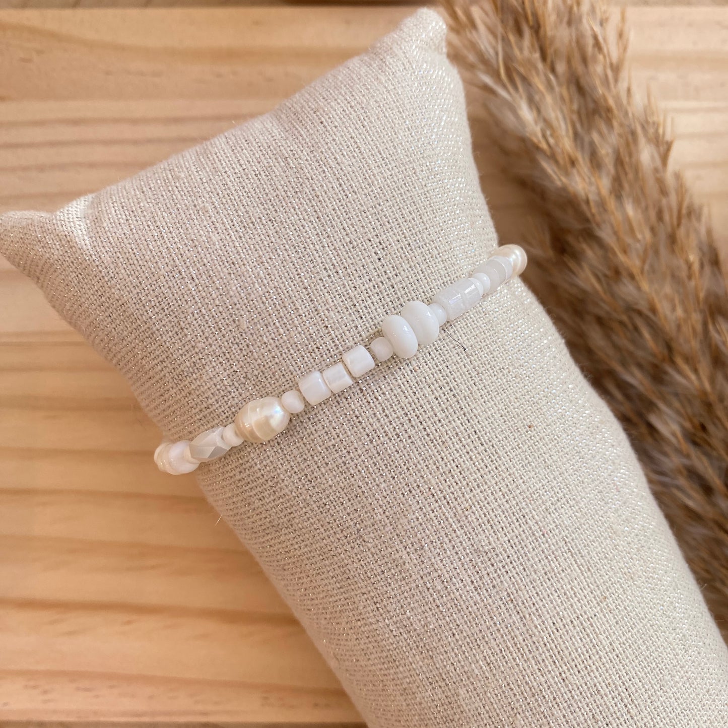 Armband elast. weiße Perlen