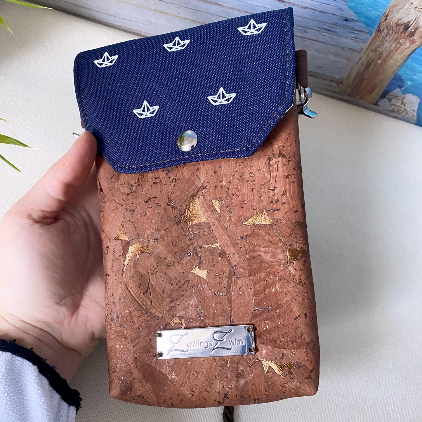 Handytasche *Papierboot* Weiß/Nachtblau/Kork Braun Bronze