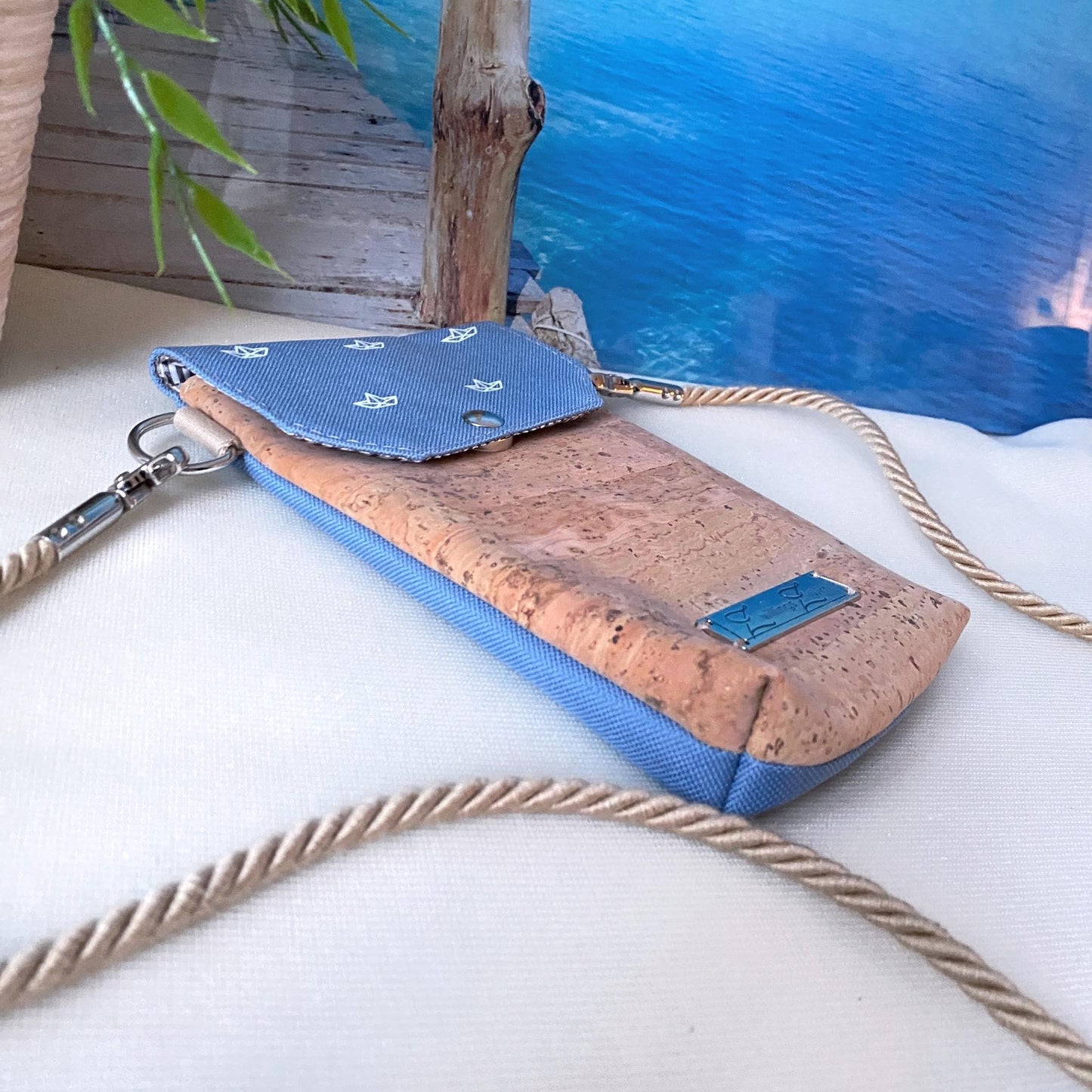 Handytasche *Papierboot* Weiß/Jeansblau/Kork Hellbraun