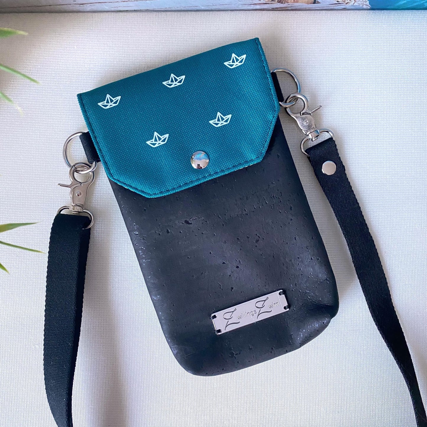 Handytasche *Papierboot* Weiß/Petrol/Kork Schwarz