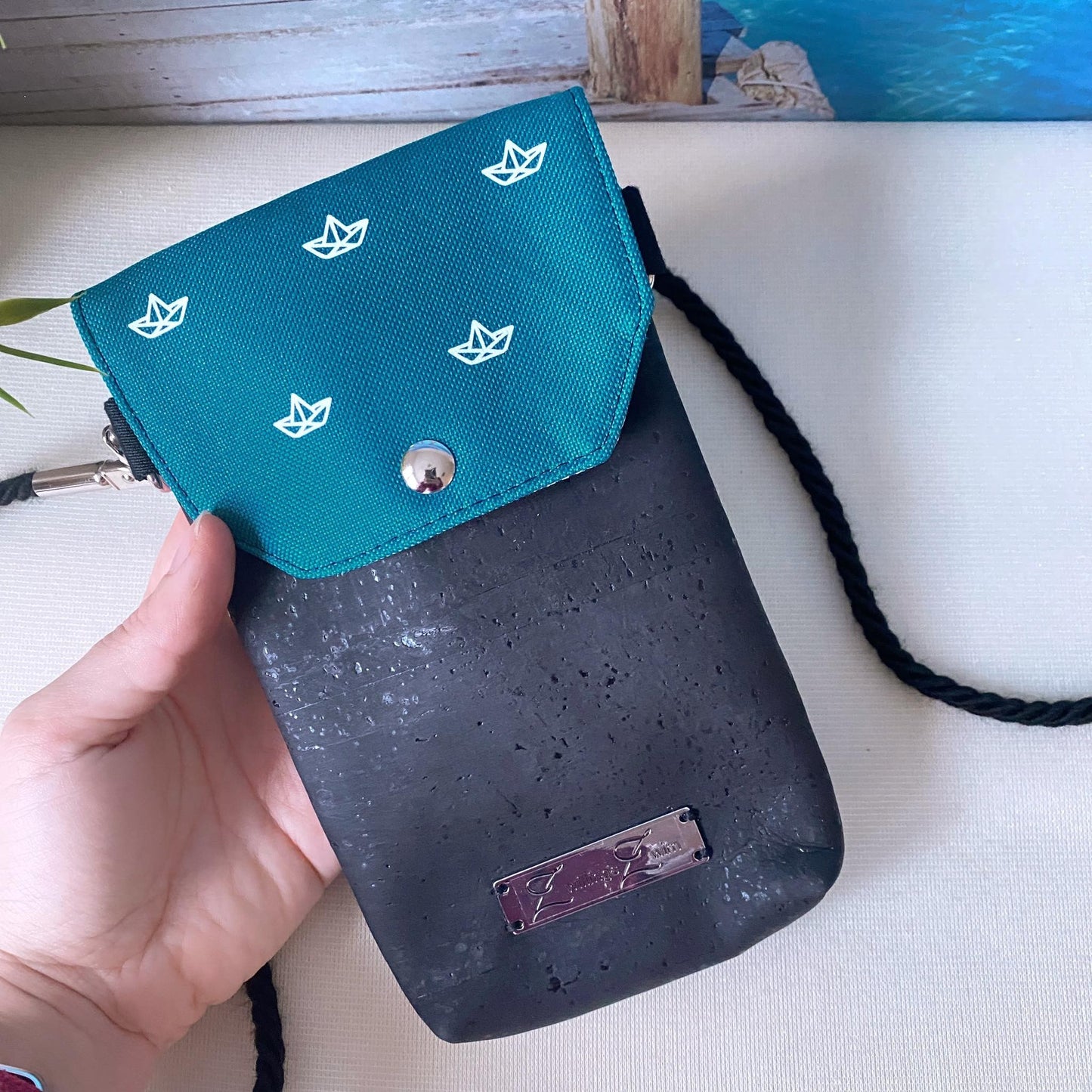 Handytasche *Papierboot* Weiß/Petrol/Kork Schwarz
