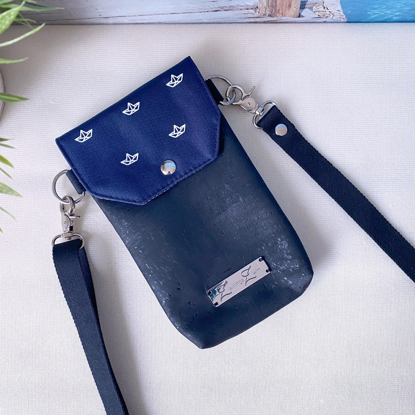 Handytasche *Papierboot* Weiß/Nachtblau/Kork Schwarz