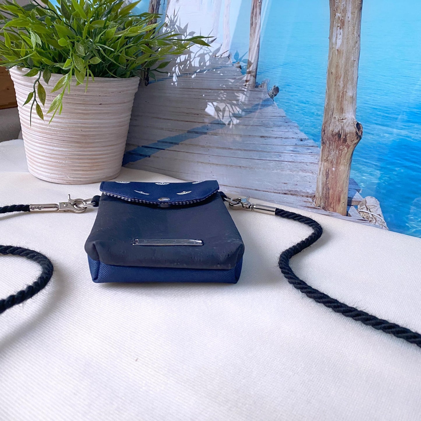 Handytasche *Papierboot* Weiß/Nachtblau/Kork Schwarz