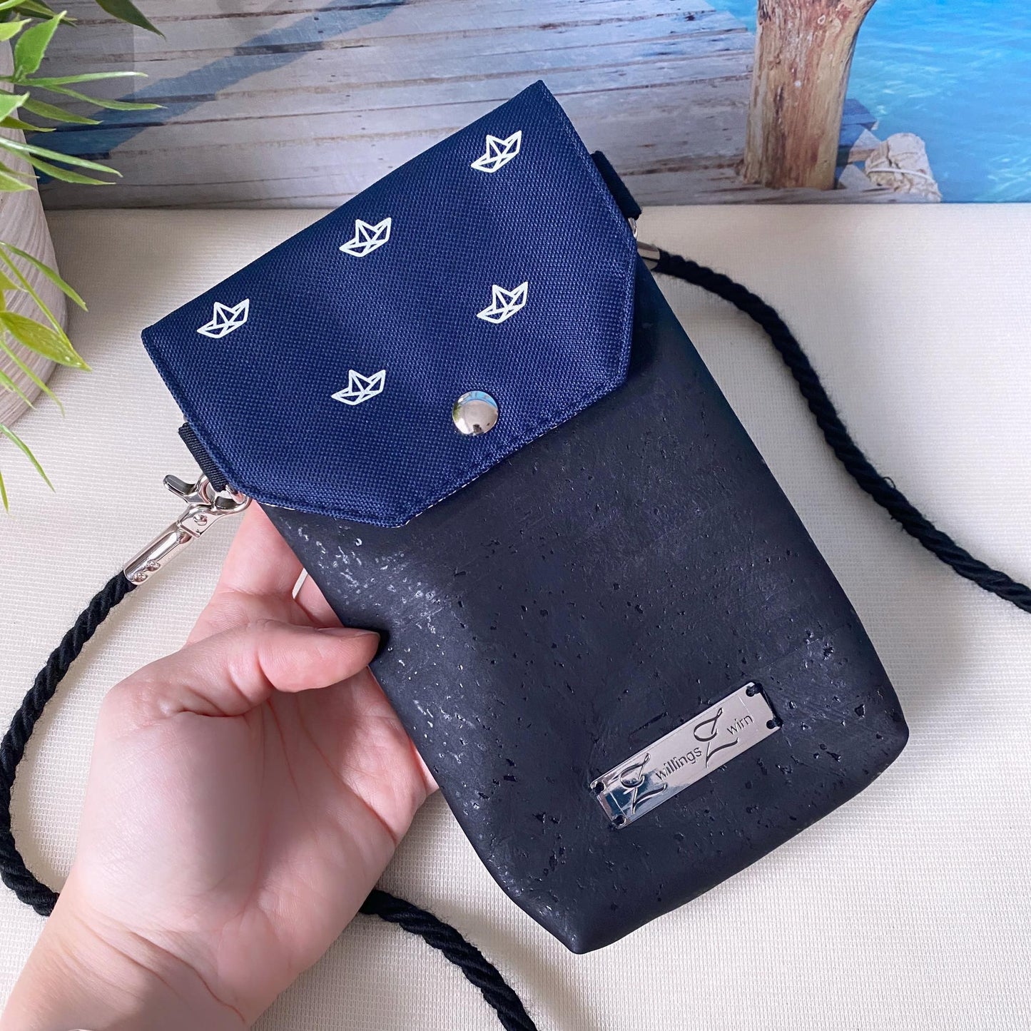 Handytasche *Papierboot* Weiß/Nachtblau/Kork Schwarz