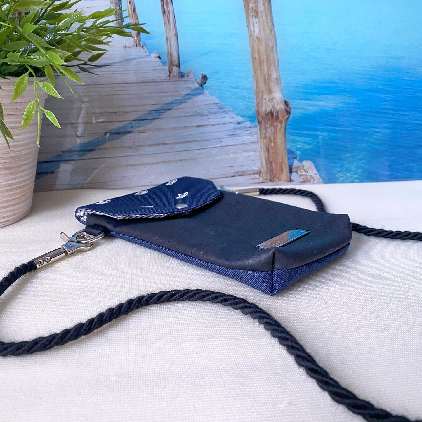Handytasche *Papierboot* Weiß/Nachtblau/Kork Schwarz