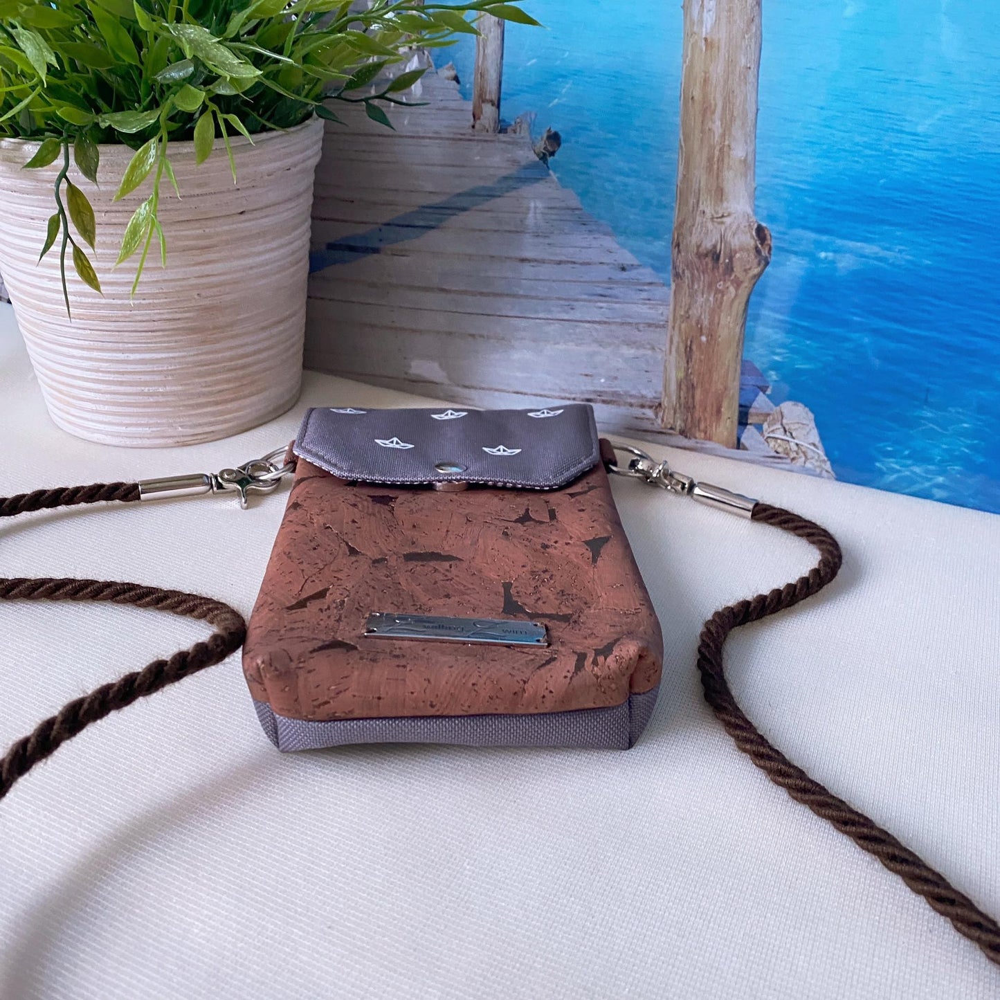 Handytasche *Papierboot* Weiß/Anthrazit/Kork Braun Bronze