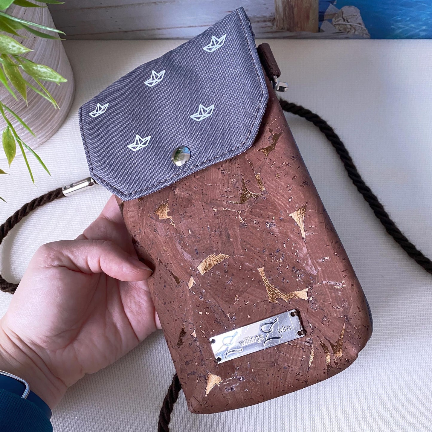 Handytasche *Papierboot* Weiß/Anthrazit/Kork Braun Bronze