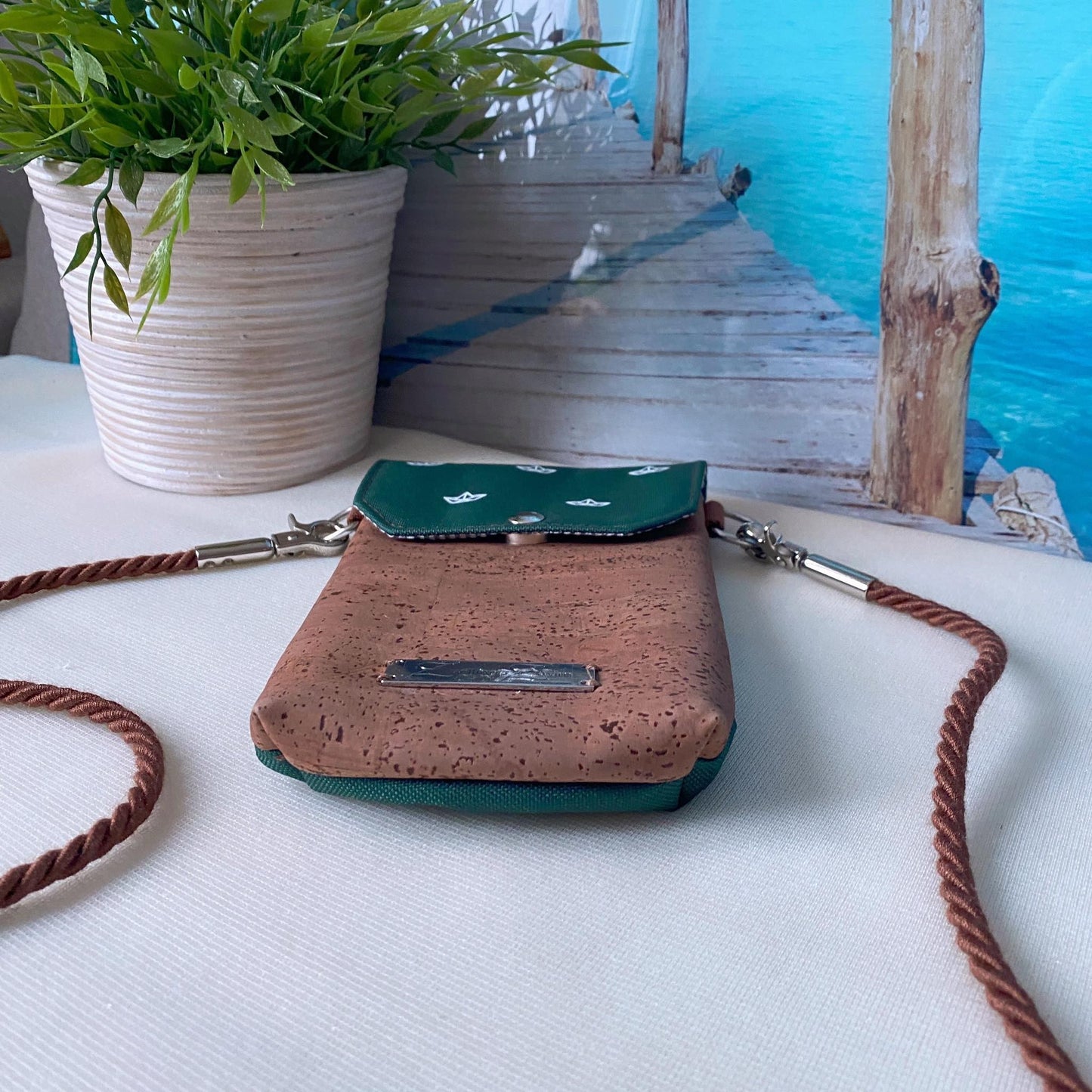 Handytasche *Papierboot* Weiß/Dunkelgrün/Kork Cognac