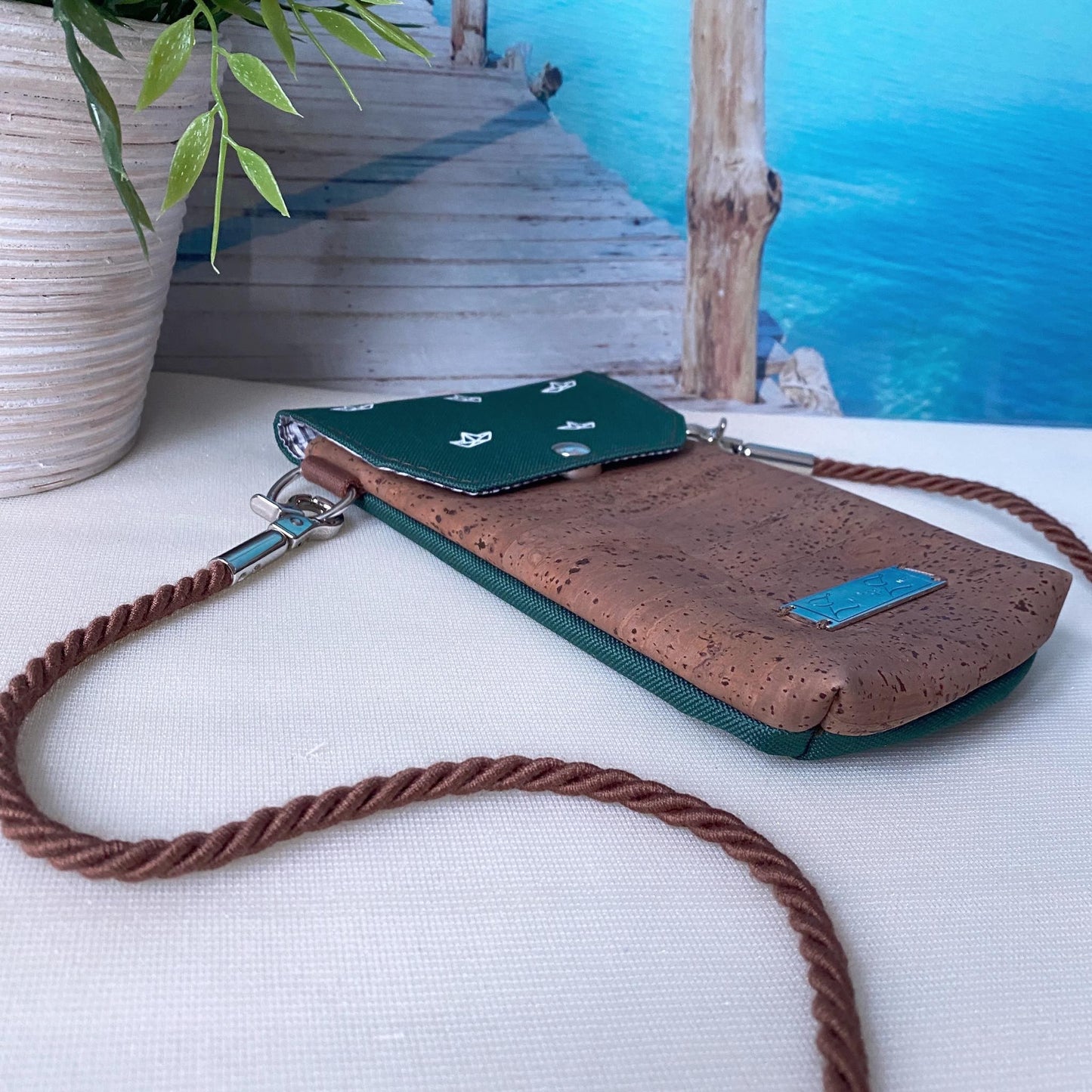 Handytasche *Papierboot* Weiß/Dunkelgrün/Kork Cognac