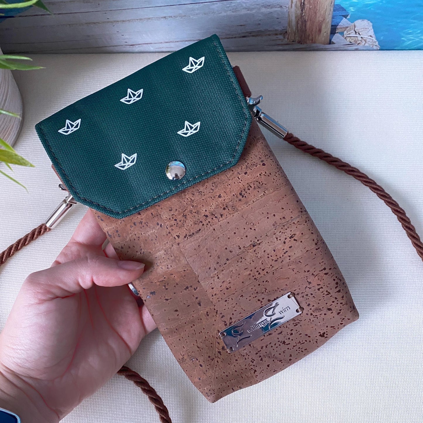 Handytasche *Papierboot* Weiß/Dunkelgrün/Kork Cognac