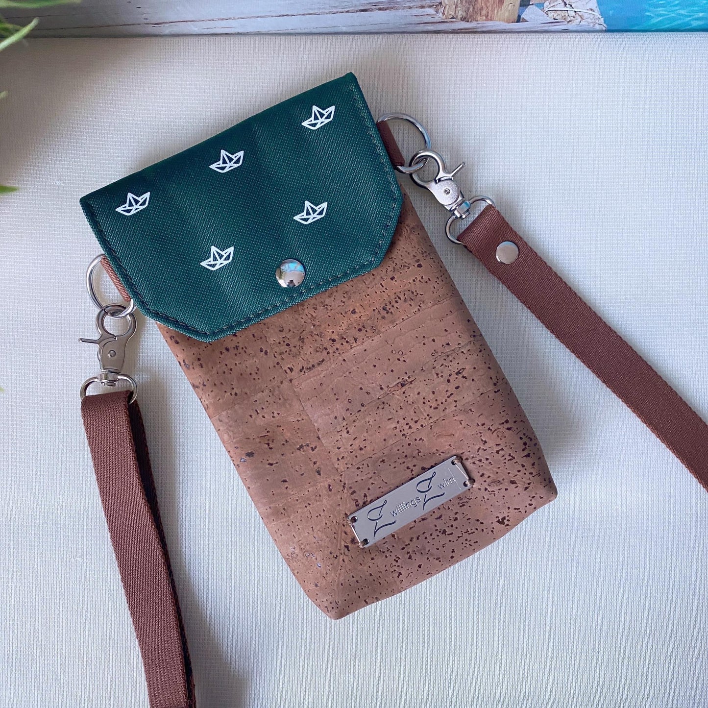 Handytasche *Papierboot* Weiß/Dunkelgrün/Kork Cognac